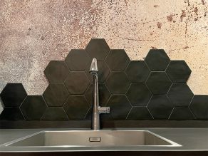 Winactie RBTegels - Vloertegel Hexagon APE Nomade Black A182 in de keuken