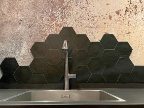 Winactie RBTegels - Wandtegel Hexagon Donker Grijs A182 in de keuken