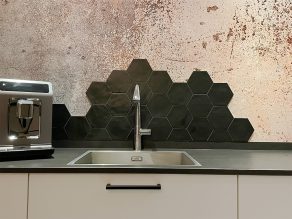 Winactie RBTegels - Vloertegel Hexagon Donker Grijs A182 in de keuken