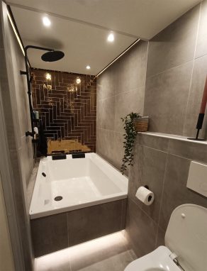 Winactie RBTegels - badkamer met wandtegels Martini Goud RBT42 en Vloertegel Ariel Grijs NR12