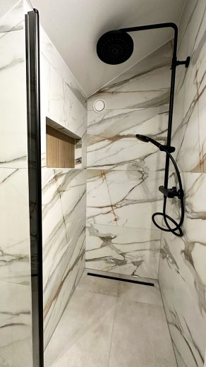 Winactie RBTegels - in deze badkamer zijn; vloertegel marmerlook A325, betonlook vloertegel Licht Grijs NR102