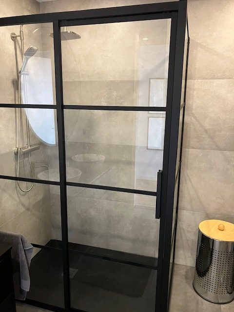 Winactie-RBTegels-vloertegels-betonlook-DC89-licht-grijs-als-wandtegels-voor-badkamer