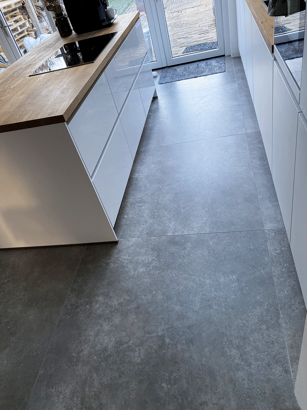 Winactie RB Tegels - Vloertegel 120x120 betonlook C26 Winactie RB Tegels - Vloertegel 120x120 betonlook C26 in de keuken