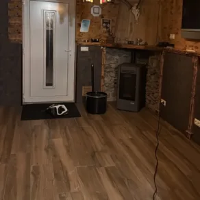 Woonkamer betegeld met Houtlook tegel 23x120 cm Selat donker bruin N43