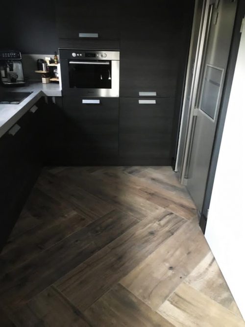 Zwarte keuken met hotulook vloertegel - Hout in de keuken - inspiratie RBTegels blog-min Zwarte keuken met hotulook vloertegel - Hout in de keuken - inspiratie RBTegels blog-min