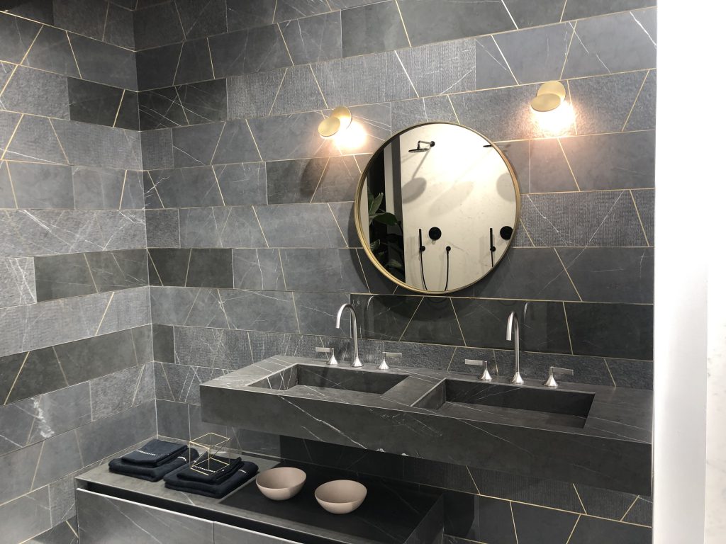 Voor een luxe hotelgevoel kies je het beste voor badkamertegels met rijke structuur zoals marmerlook tegels