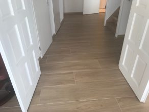 keramisch parket 30x150 cm op de vloer beige kleur