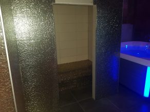 shine gold 33x65 cm in een badkamer