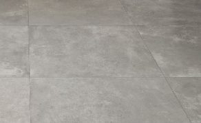 Vloertegel 75×75 cm betonlook pearl licht grijs C26 in de woonkamer