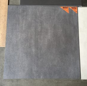 vloertegel 90x90 cm A28 Betonlook Donker grijs op de vloer