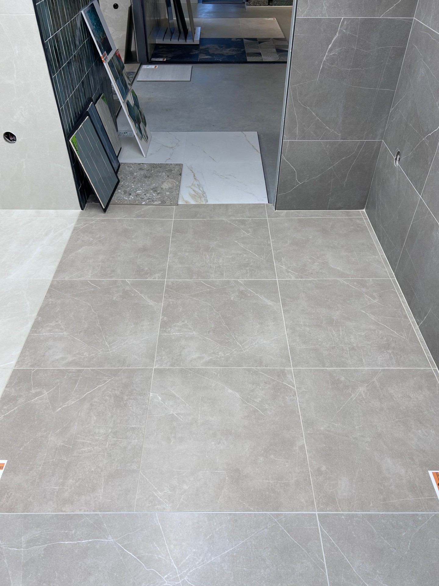 vloertegel marmerlook 60x60 nav44 beige vloer showroom